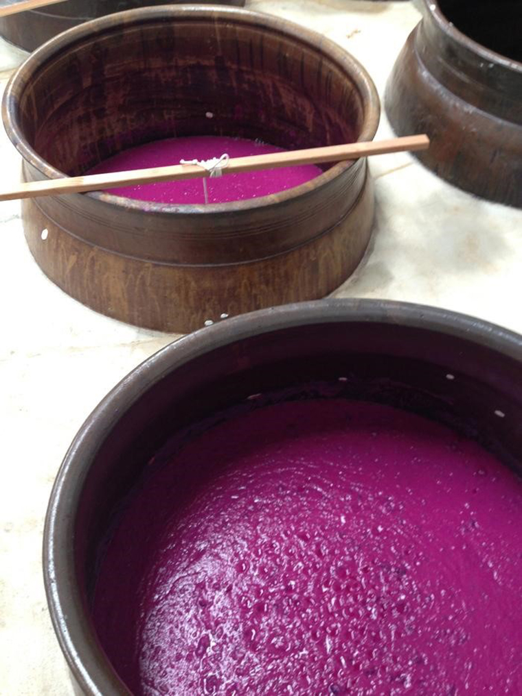 米麹と蒸した芋をまぜた「もろみ」。紫色のキレイで香り高いもろみです。<br />
写真提供: ハワイアン焼酎カンパニー
