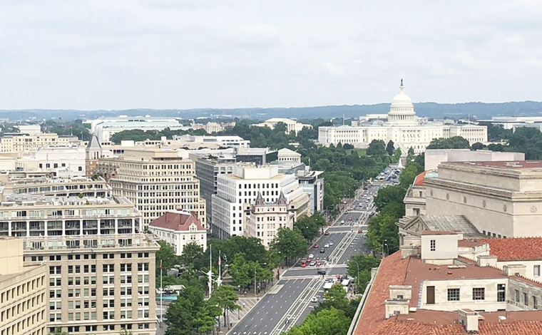 トランプ・インターナショナル・ホテル・ワシントンD.C.(旧オールド・ポスト・オフィス)の時計台から眺めたワシントンD.C.。「ここは博物館になっていて、市街を見渡すのに絶好の穴場です」と高瀬さま。
