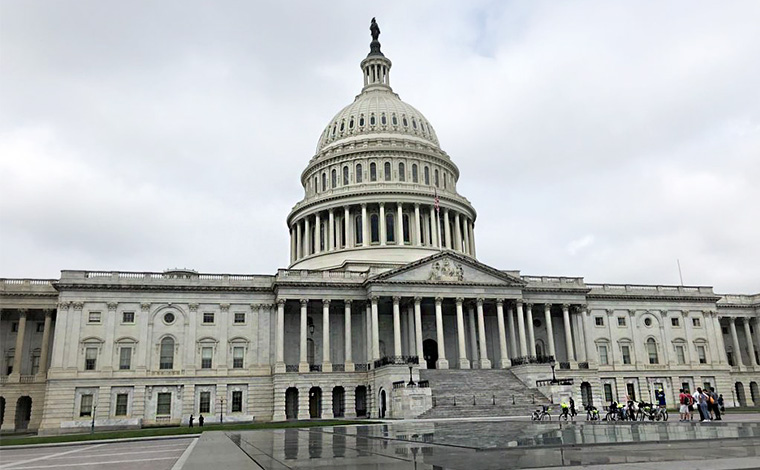 U.S.キャピトルと称される国会議事堂。ドームの頂には巨大な女神像が置かれています