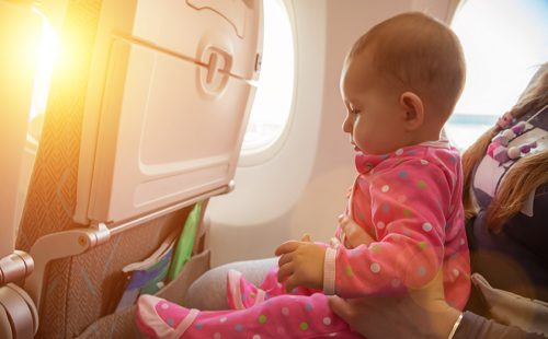 子どもも安心して過ごせる飛行機旅行！元CAが紹介する事前対策と機内での過ごし方