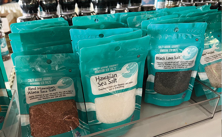 種類豊富な塩やシーズニングがずらり。各ソルト4oz/袋入りタイプ12ドル～、グラインダータイプ18ドル～。