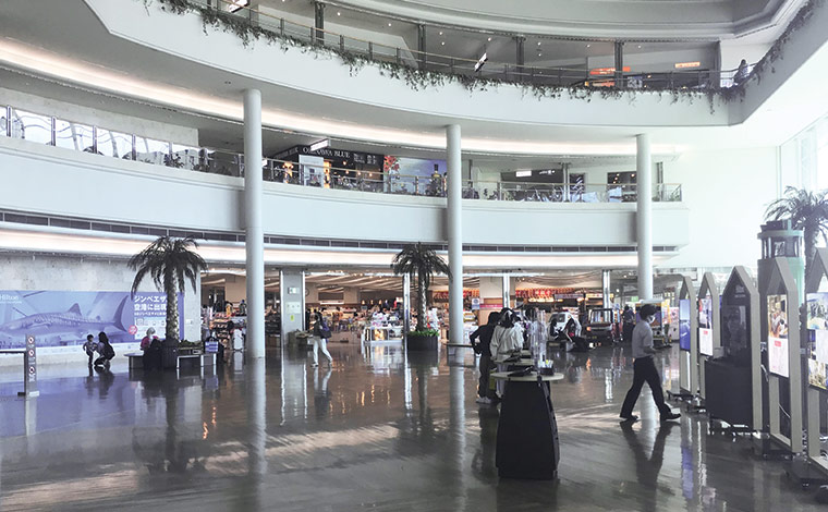 那覇空港2階ロビーの様子。ヒルトングランドバケーションズのマーケティングデスクがあるエリア。
