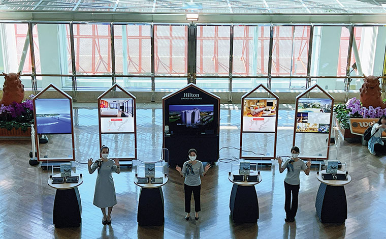 那覇空港2階ロビーにあるヒルトングランドバケーションズ・デスク。笑顔抜群のスタッフがお待ちしています。