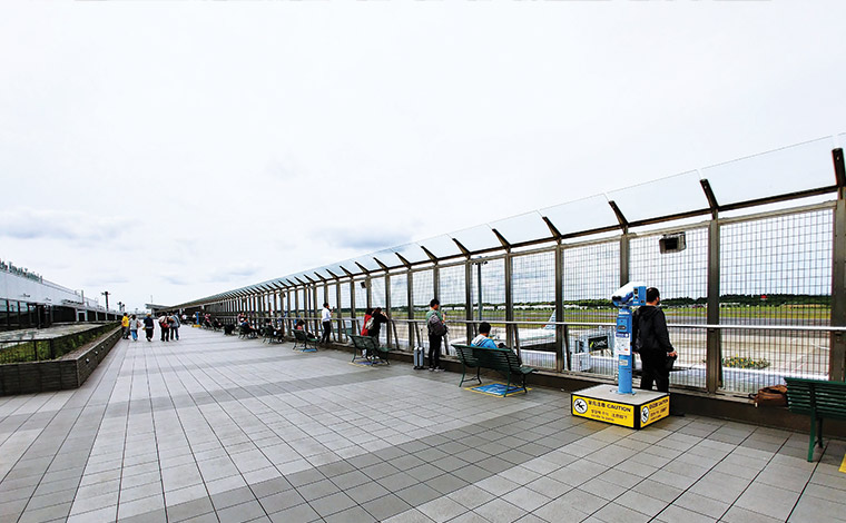 第1ターミナルの展望デッキは広く、見通しも抜群。ベンチも多くひと休みできます。