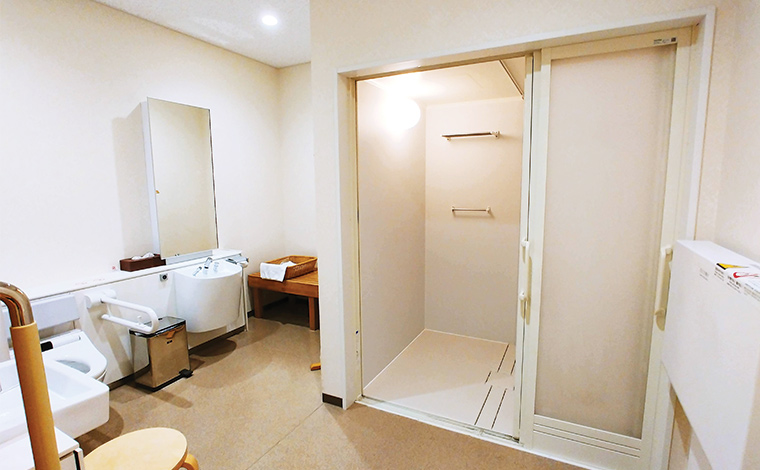 出国手続き前エリアのシャワールームは8室あり、うち1室はおむつ替え台があり、車いすの利用も可能な部屋。