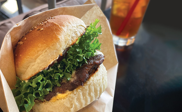人気のハンバーガーショップ「キャプテンカンガルー」の、やんばる産のピクルスをソースに使ったスペシャルバーガー　1200円