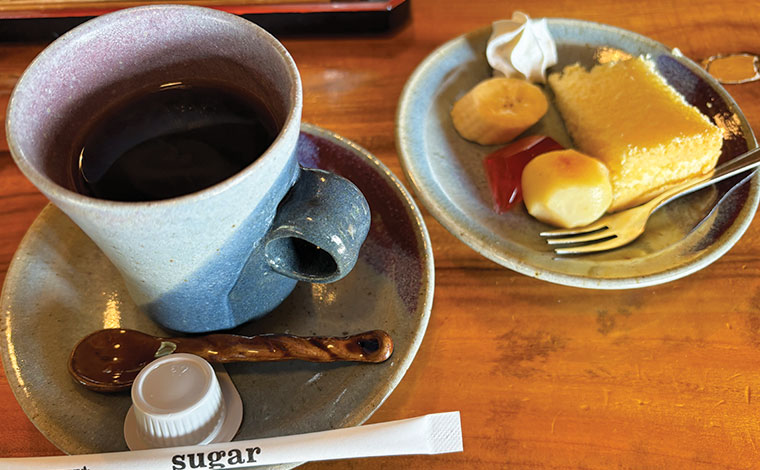 ランチセットの食後のシフォンケーキとコーヒー。デザートなしのセットも選べます。