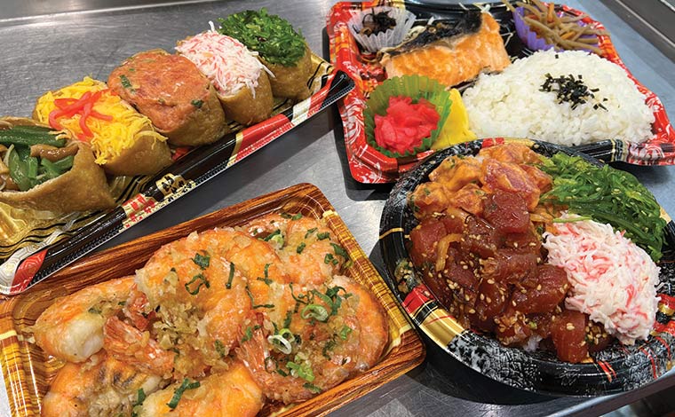 ハワイ風いなり寿司6.99ドル、鮭弁当8.99ドル、ポケ丼8.99ドル、ガーリックシュリンプは量り売りで1パウンド15.99ドル