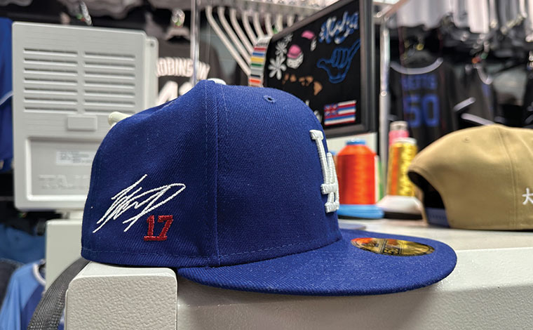 ドジャースブルーの帽子 44.99ドル　大谷翔平選手のサインと背番号刺繍＋19ドル～