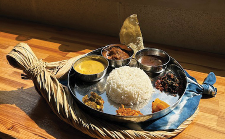 週替わりのインドカレーミールス。カレーは左から野菜のカレー、やんばる若鳥のチキンカレー、豆のカレー。（写真提供：KAJI NU KAJHA）