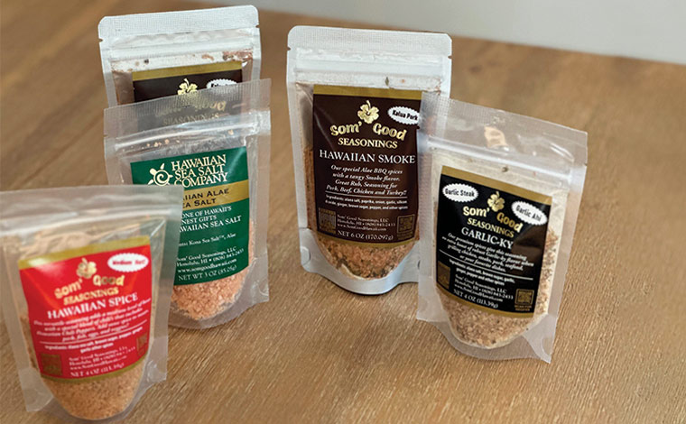 左　 Som' Good Seasonings　Hawaiian Spice<br />
左中 Hawaiian Sea Salt Company　Hawaiian Alae Sea Salt<br />
右中 Som' Good Seasonings　Hawaiian Smoke<br />
右     Som' Good Seasonings　Garlic-ky