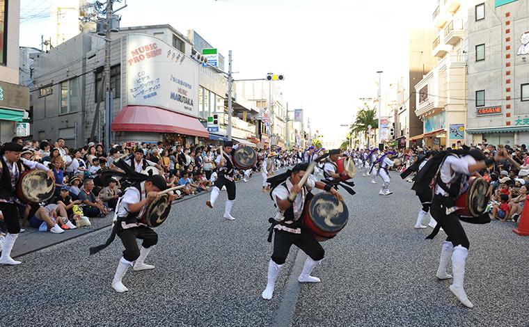 通りで披露されるエイサーも独特の迫力があります　<br />
写真提供：那覇市国際通り商店街振興組合連合会