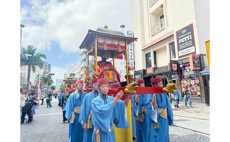 琉球王国の国王と王妃の華やかな行列「琉球王朝絵巻行列」<br />
写真提供：国営沖縄記念公園（首里城公園）：首里城公園