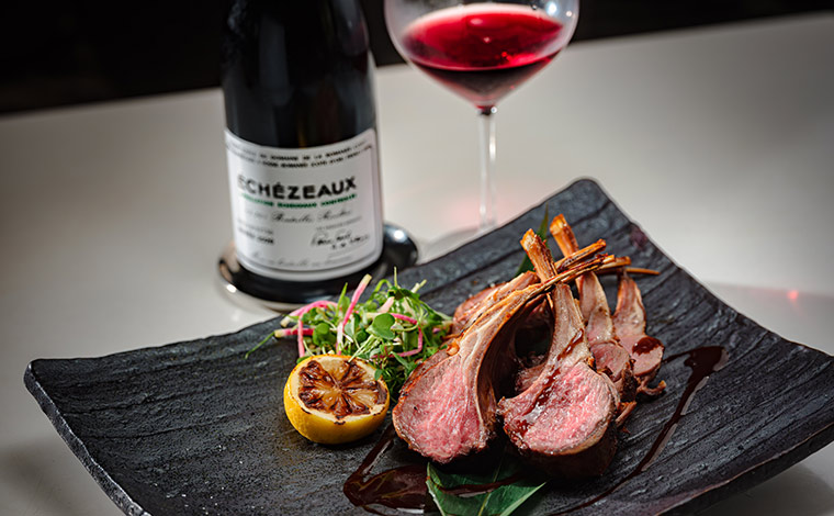 20ozの骨付きラム肉(92ドル)<br />
写真提供:ストリップステーキ
