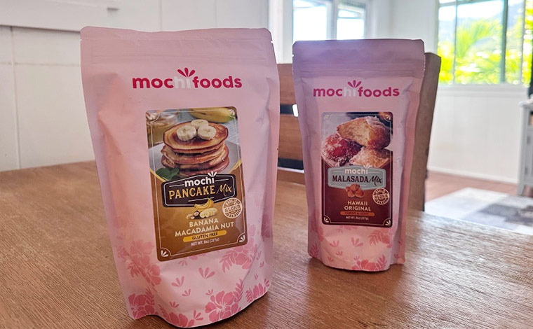 左 Mochifoods　Banana Macadamia Nut Pancake Mix<br />
右 Mochi Malasada Hawaii Original