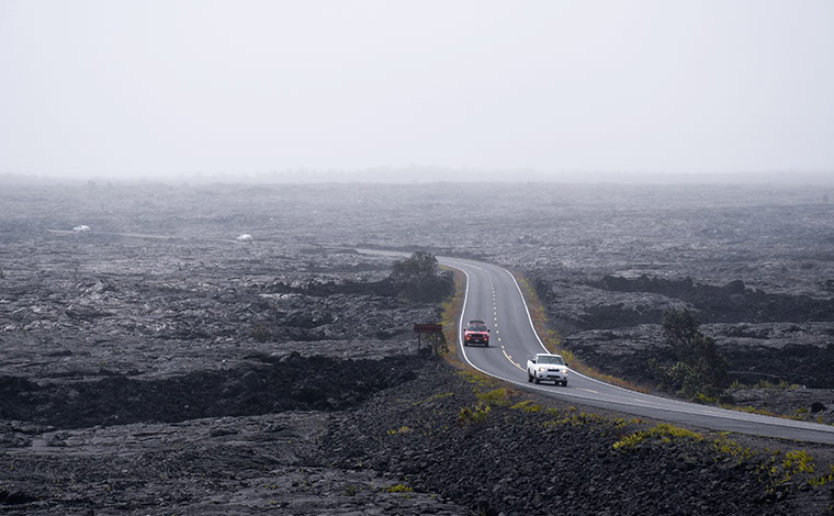 チェーン・オブ・クレーターズ・ロードをドライブ