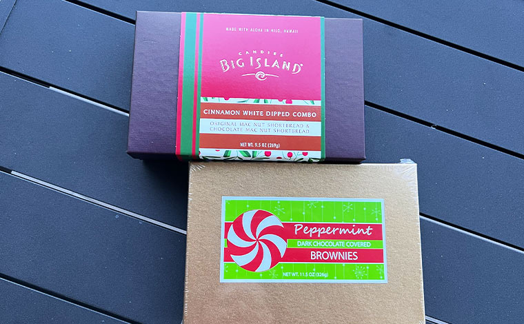 上　シナモンホワイトディップコンボボックス<br />
下　季節限定ダークチョコレートコーティングのペパーミントブラウニー