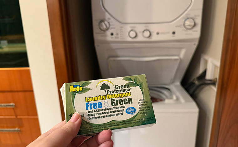 室内に洗濯機・乾燥機を完備。洗剤も備え付けがあるのも嬉しいポイント