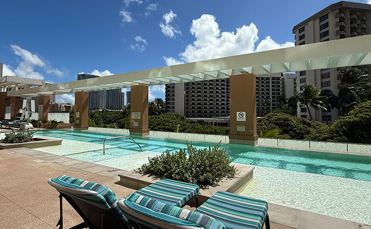 ザ・グランドアイランダー・ヒルトングランドバケーションズクラブ3階にあるプール