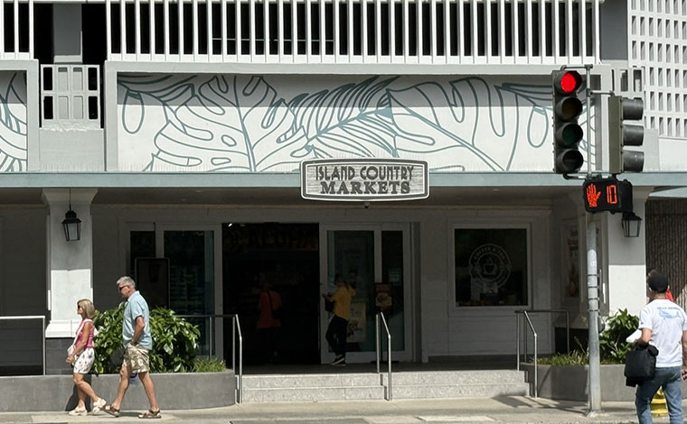 ヒルトン・ハワイアン・ビレッジ・ワイキキ・ビーチ・リゾートの前の交差点向いにある<br />
アイランド・カントリー・マーケット