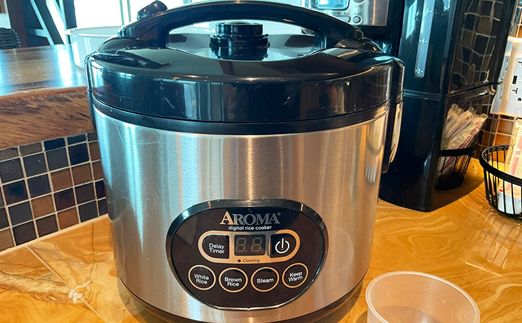 キッチンに備わっている炊飯器。お米計量カップ付き