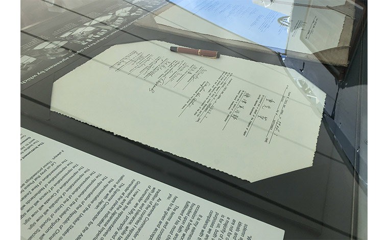 第二次世界大戦は終結した際の降伏文書が展示されている
