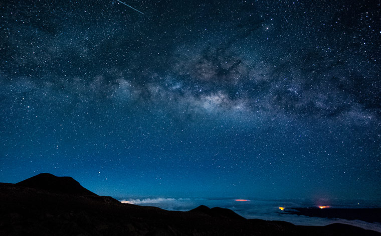 Hawaii Tourism Authority (HTA) / Anna Pacheco<br />
マウナケアから見た星空と遠くにはキラウエア火山の噴火も見える<br />
