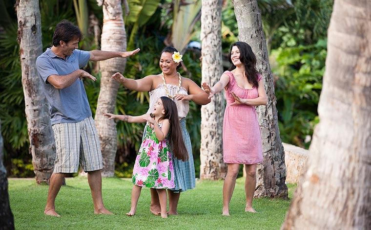 フラを習えるハワイ村<br />
写真提供：ポリネシア・カルチャー・センター<br />
