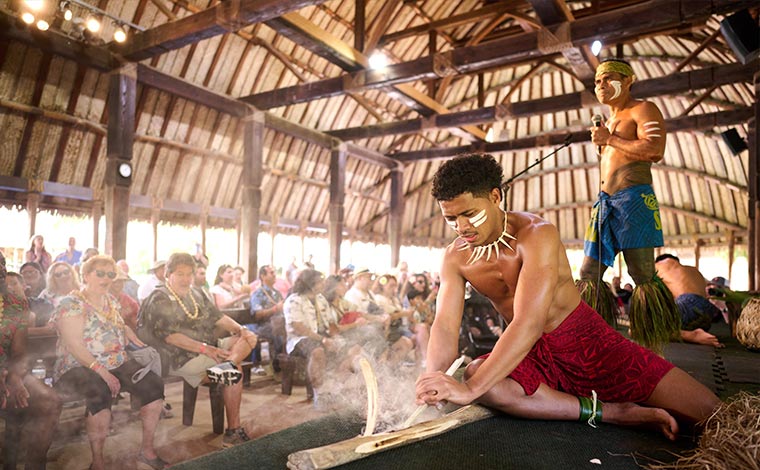 サモア村でのカルチャープレゼンテーション<br />
写真提供：ポリネシア・カルチャー・センター