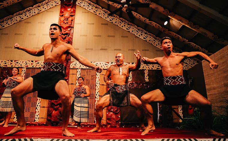 アオテアロア（ニュージーランド）村のハカの踊り<br />
写真提供：ポリネシア・カルチャー・センター<br />
