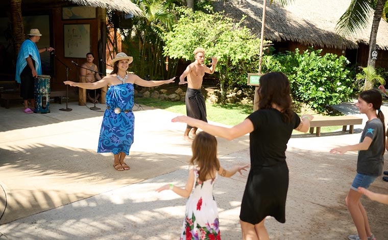 タヒチ村のタヒチダンス<br />
写真提供：ポリネシア・カルチャー・センター