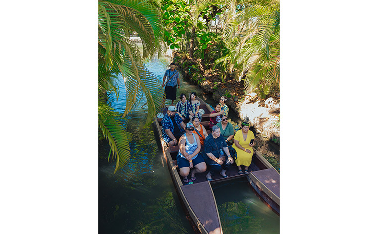 園内をカヌーで巡る<br />
写真提供：ポリネシア・カルチャー・センター<br />
