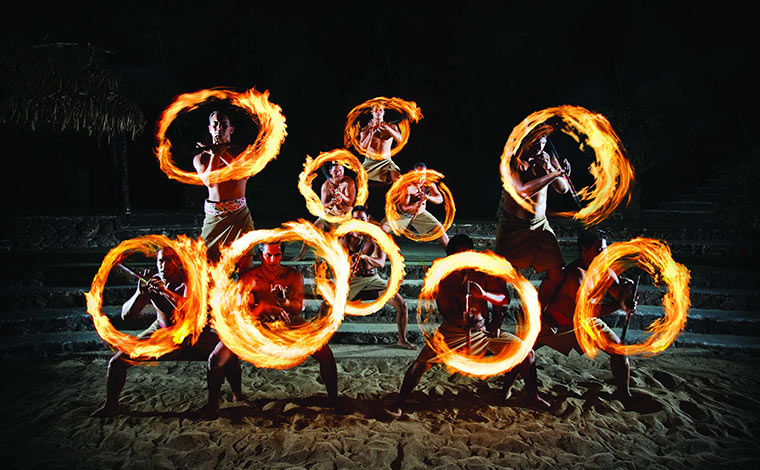 ファイヤーナイフダンス<br />
写真提供：ポリネシア・カルチャー・センター