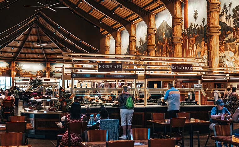 ディナーの伝統料理ビュッフェ<br />
写真提供：ポリネシア・カルチャー・センター