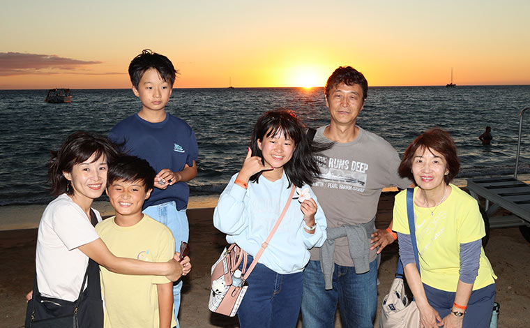 コロナ禍が収束したのちに出かけたハワイ島での一コマ。<br />
23年のこの旅ではお母さまも加わりご家族三世代でのにぎやかなバケーションになりました。<br />
