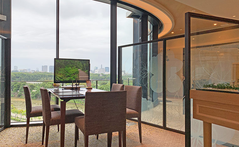 皇居が一望できるオープンタイプのブース