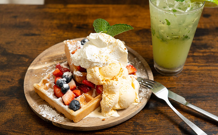 ワッフル＆ベリー（フルサイズ19ドル、ハーフサイズ12ドル）
