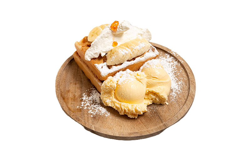 ピーナッツバターバナナワッフル（フルサイズ20ドル、ハーフサイズ12ドル）