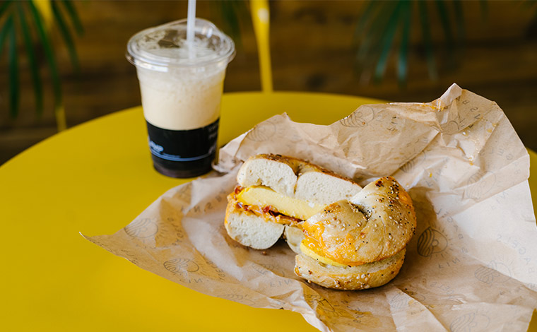二トロコールドブリュー　8.95ドル　右）卵とチーズをサンドした「Rise 'N' Shine」（12.95ドル）