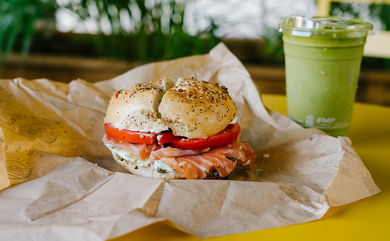 左）フィンズ・ベーグル・サーモン（17.95ドル）右）抹茶ニトロコールドブリュー （8.95ドル）