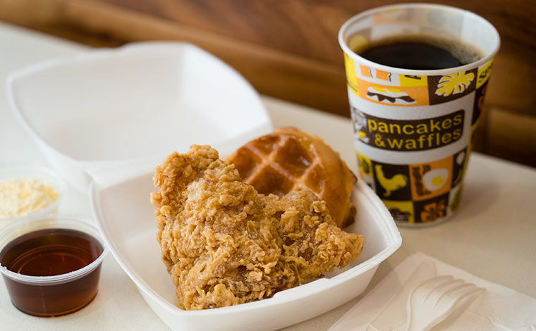 チキン＆ワッフル 16.45ドル～