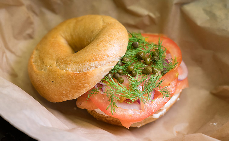 スモークサーモン、クラシックシュミアーなどをはさんだ「The OG NYC」（17ドル）