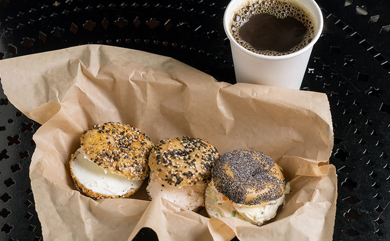 お好みのミニベーグルとシュミアーの「タリーズオリジナルのベーグルフライト」（11ドル）