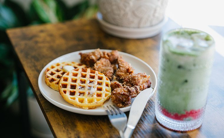 左）Chicken＆Chaffles 17.99ドル、右）ラズベリー抹茶　6.25ドル～