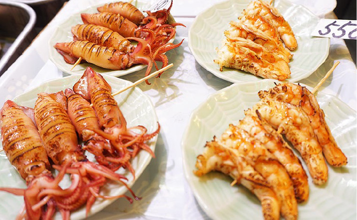 京都錦市場商店街に、江戸時代後期から店を構える「津乃利」の鮮魚炭火焼