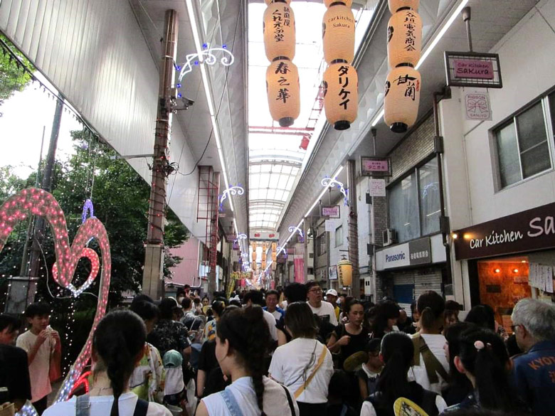 多くの人でにぎわう七夕夜市（写真提供：京都三条会商店街振興組合）