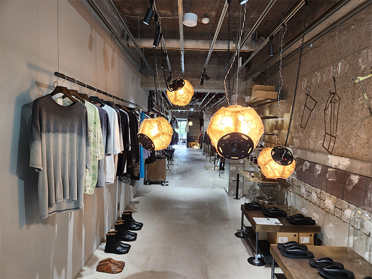 レザーをはじめとしたセレクト商品が並ぶ（写真提供：京冰菓あてなるもの）