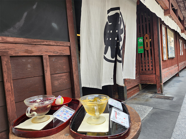 「冷やしぜんざい」（左）と「琥珀流し」（右）（写真提供：大極殿本舗　甘味処栖園）