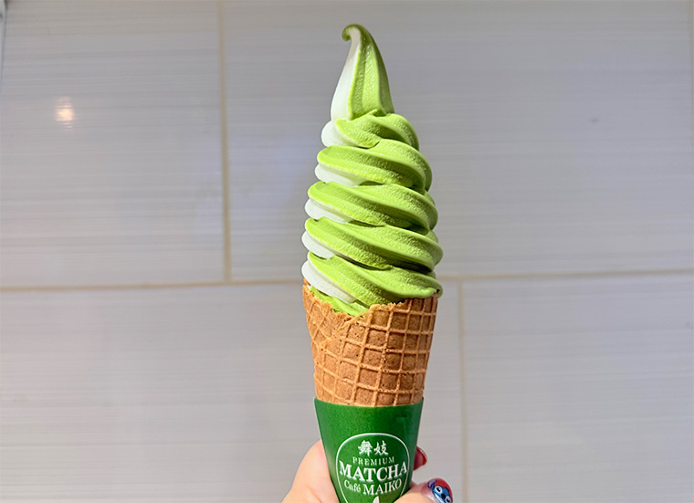 抹茶・バニラミックスのソフトクリーム（7.3ドル）