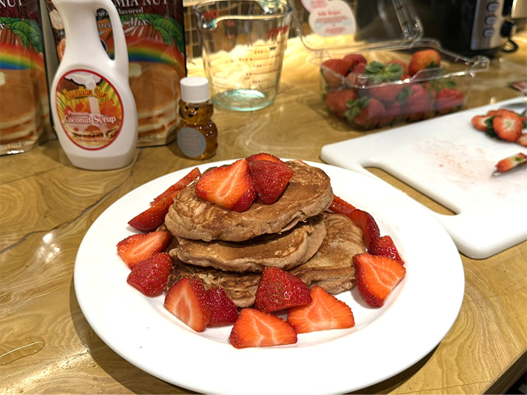 ABCストアのパンケーキミックスがあれば、キッチン付きのお部屋で手軽にハワイらしい朝食を楽しめます。